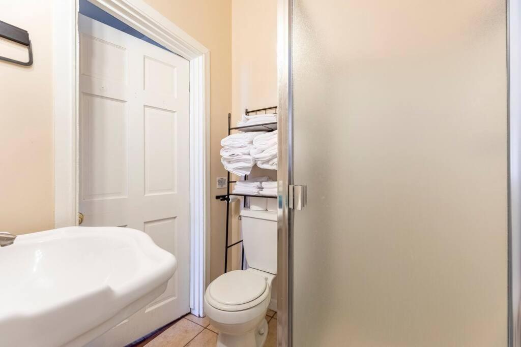 A+ 2 Bedroom Victorian Home Away From Home Sacramento Exterior foto